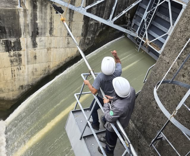 Dam demo of RavenEye Flowmeter and Level Sensor