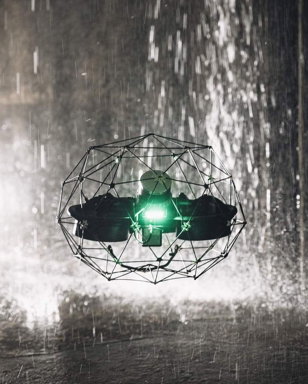 A drone with IP44 ingress protection rating, the ELIOS 3 can withstand dust and water splashes from any direction.